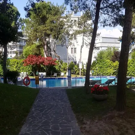 Apartment For 4 People With Shared Pool Close To The Sea Lignano Sabbiadoro