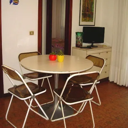 Apartment For 4 People With Shared Pool Close To The Sea *