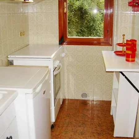 Apartment For 4 People With Shared Pool Close To The Sea *