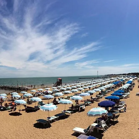 Apartment For 4 People With Shared Pool Close To The Sea Apartamento Lignano Sabbiadoro